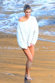 Charlotte McKinney feet photo thumbnail