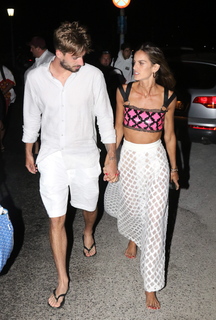Izabel Goulart feet photo thumbnail