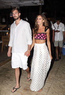 Izabel Goulart feet photo thumbnail