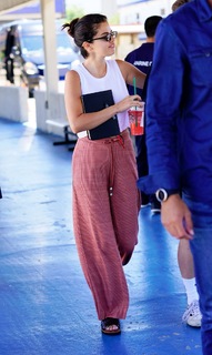 Selena Gomez feet photo thumbnail