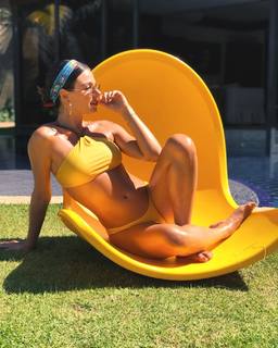 Isis Valverde feet photo thumbnail