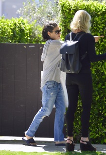 Mila Kunis feet photo thumbnail