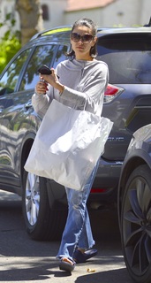 Mila Kunis feet photo thumbnail