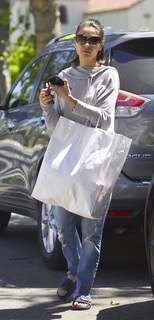 Mila Kunis feet photo thumbnail