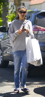 Mila Kunis feet photo thumbnail