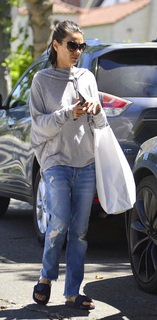 Mila Kunis feet photo thumbnail
