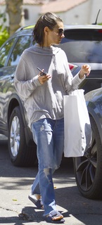 Mila Kunis feet photo thumbnail