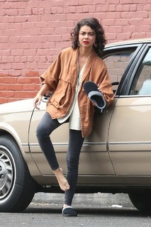 Sarah Hyland feet photo thumbnail