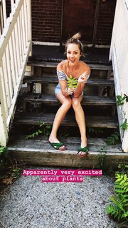 Laura Vandervoort feet photo thumbnail