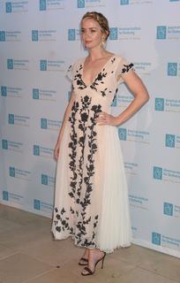 Emily Blunt feet photo thumbnail