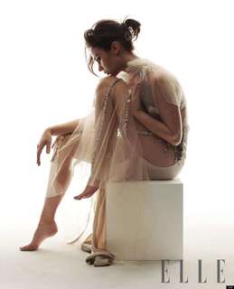 Emily Blunt feet photo thumbnail