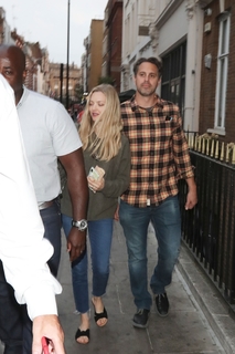 Amanda Seyfried feet photo thumbnail