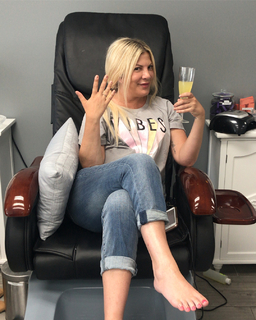Tori Spelling feet photo thumbnail