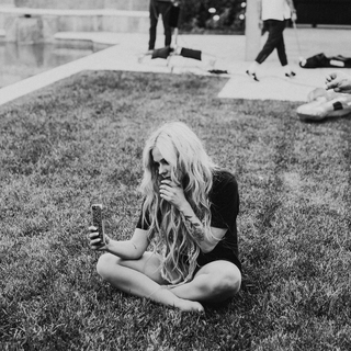 Avril Lavigne feet photo thumbnail