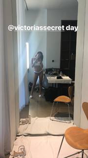 Sara Sampaio feet photo thumbnail