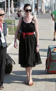 Anne Hathaway feet photo thumbnail