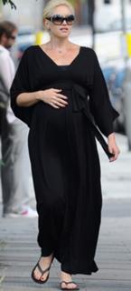 Gwen Stefani feet photo thumbnail