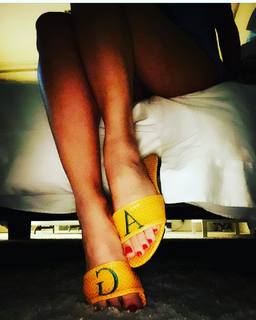 Adriane Galisteu feet photo thumbnail