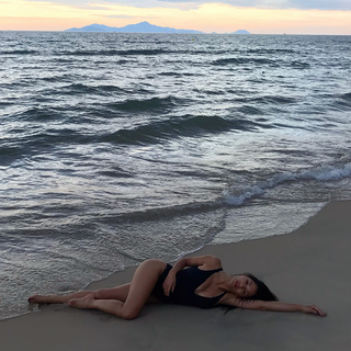 Nicole Scherzinger feet photo thumbnail