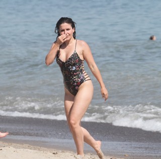 Sophia Bush feet photo thumbnail