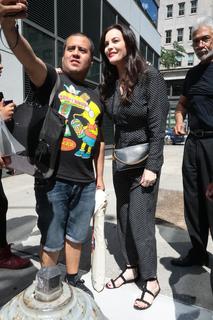 Liv Tyler feet photo thumbnail