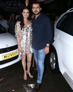 Dia Mirza feet photo thumbnail