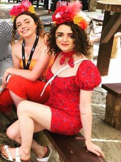 Maisie Williams feet photo thumbnail