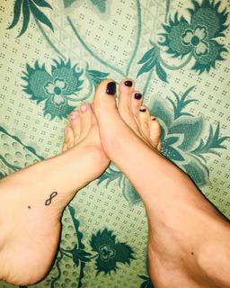 Rose McGowan feet photo thumbnail