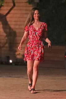 Hilary Swank feet photo thumbnail