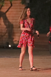 Hilary Swank feet photo thumbnail