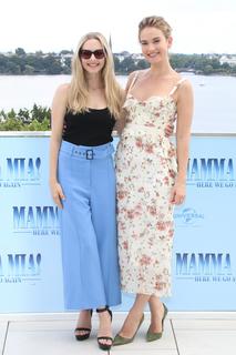 Amanda Seyfried feet photo thumbnail