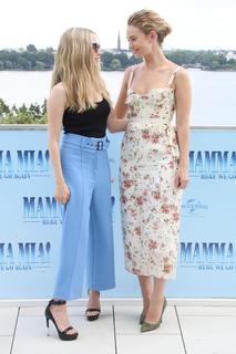 Amanda Seyfried feet photo thumbnail