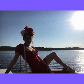 Maisie Williams feet photo thumbnail