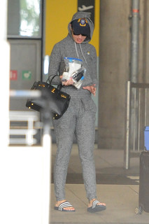 Katy Perry feet photo thumbnail