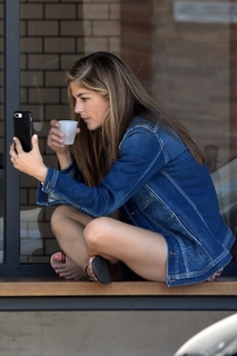 Selma Blair feet photo thumbnail