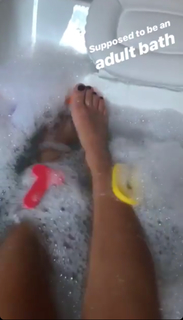Jessie James Decker feet photo thumbnail