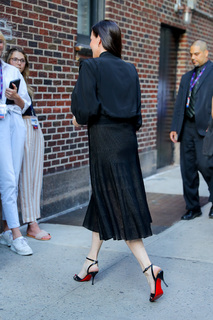 Liv Tyler feet photo thumbnail