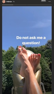 Kelly Ripa feet photo thumbnail