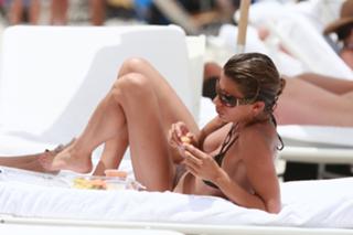 Elisabetta Canalis feet photo thumbnail