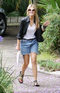 Delta Goodrem feet photo thumbnail