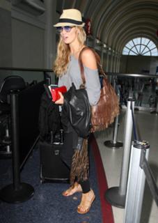 Delta Goodrem feet photo thumbnail