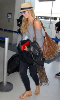 Delta Goodrem feet photo thumbnail