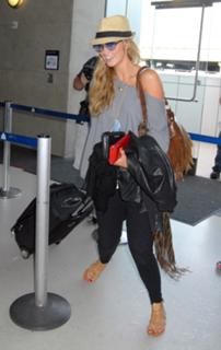 Delta Goodrem feet photo thumbnail