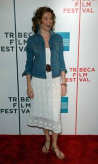Elizabeth Banks feet photo thumbnail