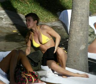 Elisabetta Canalis feet photo thumbnail