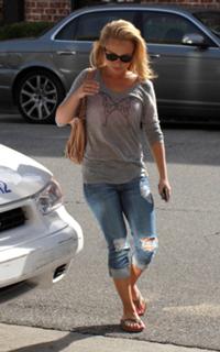 Hayden Panettiere feet photo thumbnail