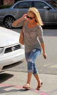 Hayden Panettiere feet photo thumbnail