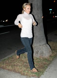 Hayden Panettiere feet photo thumbnail