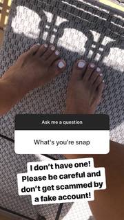 Emma Lovett feet photo thumbnail