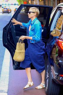 Michelle Williams feet photo thumbnail